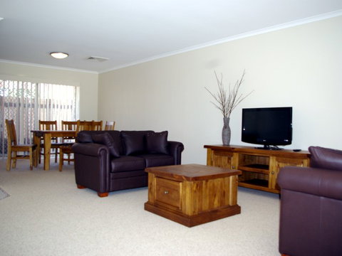Fairways Bed & Breakfast At Jerilderie - New South Wales Tourism  2