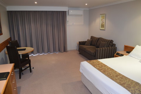Hilltops Retreat Motor Inn - New South Wales Tourism  0
