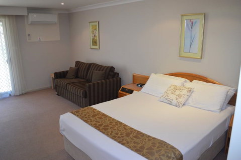 Hilltops Retreat Motor Inn - New South Wales Tourism  1