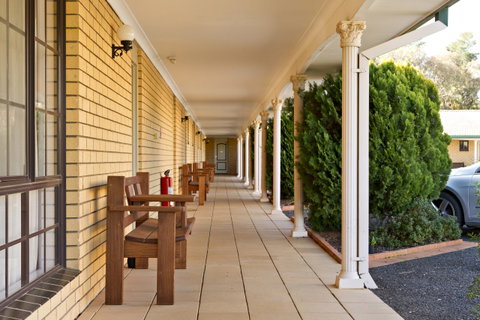 Hilltops Retreat Motor Inn - New South Wales Tourism  3