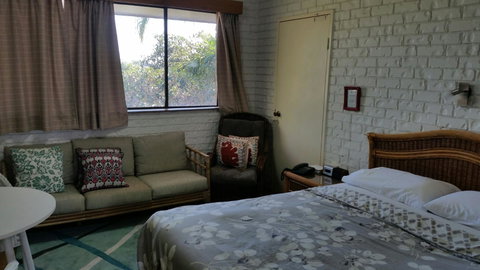 Holland Park Motel - New South Wales Tourism  1