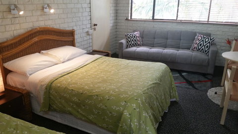 Holland Park Motel - New South Wales Tourism  0