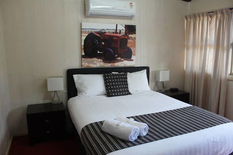 Merredin Motel & Gumtree Restaurant - New South Wales Tourism  0