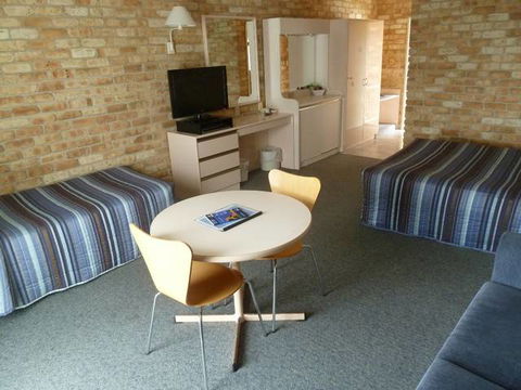 Mollymook Surfbeach Motel And Apartments - New South Wales Tourism  3