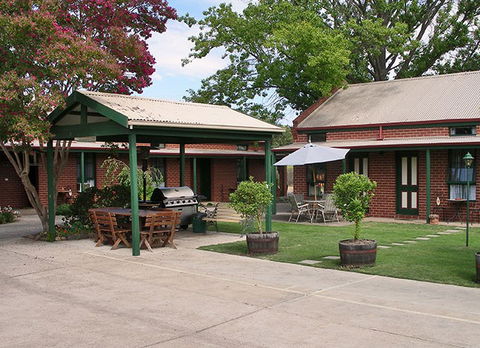 Mansfield Travellers Lodge Motel And Backpackers - New South Wales Tourism  1