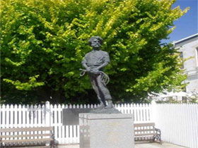 Alexander Cameron Statue - New South Wales Tourism  0