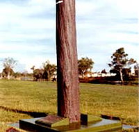 The Flood Memorial or The Stump - New South Wales Tourism 