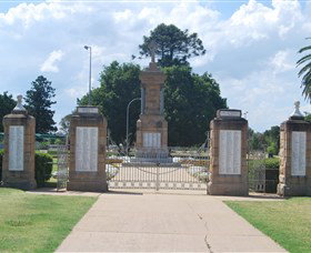 Warwick War Memorial And Gates - New South Wales Tourism  0