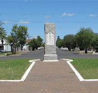 War Memorial and Heroes Avenue Roma - New South Wales Tourism 