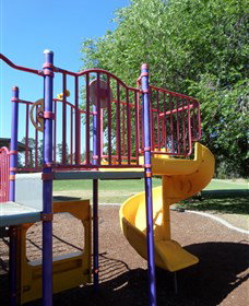 Fadden Pines Playground - New South Wales Tourism  2