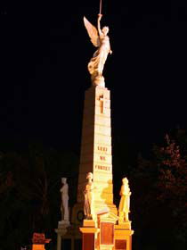 Cenotaph And Memorial Gates - New South Wales Tourism  0