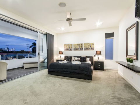 The Grand Broadbeach - Vogue Holiday Homes - New South Wales Tourism  0