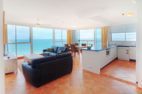 Golden Sands On Main Beach - New South Wales Tourism  15