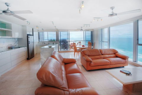 Golden Sands On Main Beach - New South Wales Tourism  21