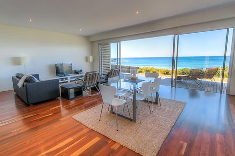 10-Day Surf Adventure From Brisbane To Sydney Including Coffs Harbour, Byron Bay And Gold Coast - New South Wales Tourism  1
