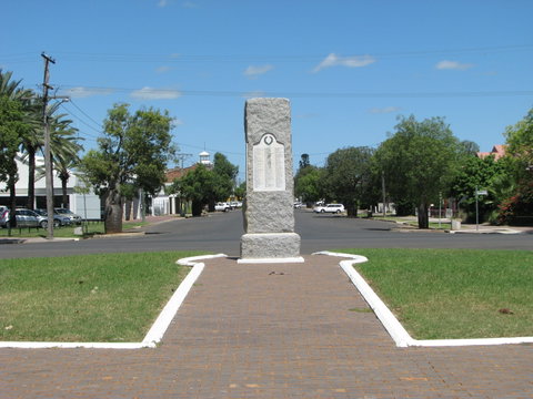War Memorial And Heroes Avenue, Roma - New South Wales Tourism  0