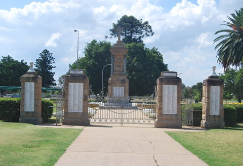 Warwick War Memorial And Gates - New South Wales Tourism  0
