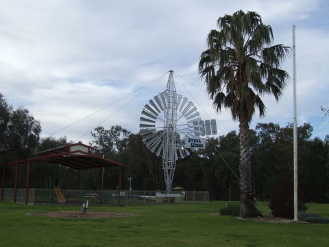 Luke Park And Jerilderie Lake - New South Wales Tourism  1