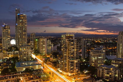 Gold Coast Airport Transfers : Airport OOL To Gold Coast City In Luxury Car - New South Wales Tourism  5