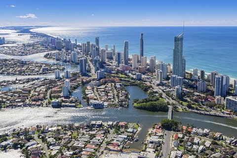 Gold Coast Airport Transfers : Airport OOL To Gold Coast City In Luxury Car - New South Wales Tourism  4