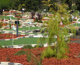 18 Hole Mini Golf - Club Husky - New South Wales Tourism  0