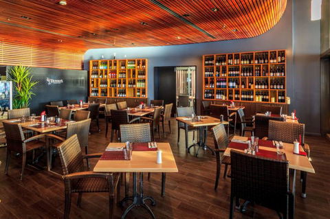 Dundee’s Restaurant On The Waterfront - New South Wales Tourism  2
