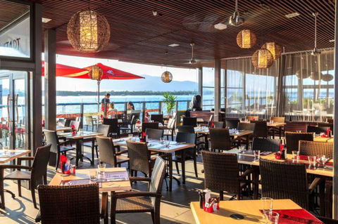 Dundee’s Restaurant On The Waterfront - New South Wales Tourism  3