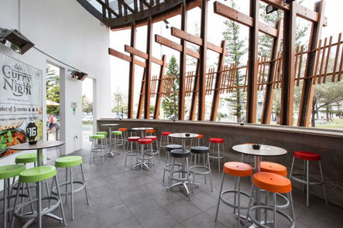 Burleigh Heads Hotel - New South Wales Tourism  4