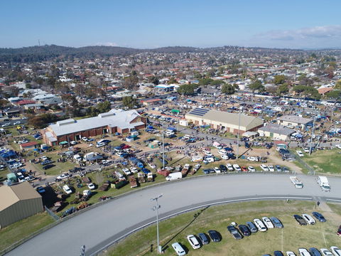 Wagga Swap Meet Run By  Classic And Historic Automobile Club Of Australia - Wagga Wagga Region - New South Wales Tourism  0