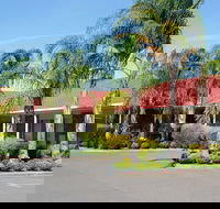 Pines Country Club Motor Inn