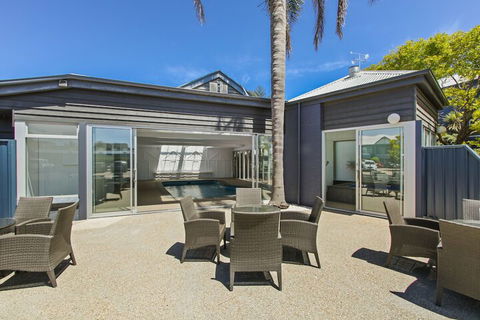 Bellevue On The Lakes - New South Wales Tourism  4