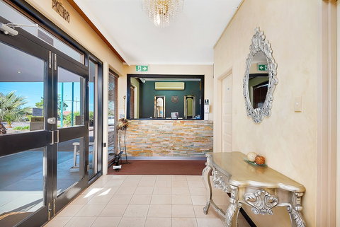 Alexander Motel Whyalla - New South Wales Tourism  2