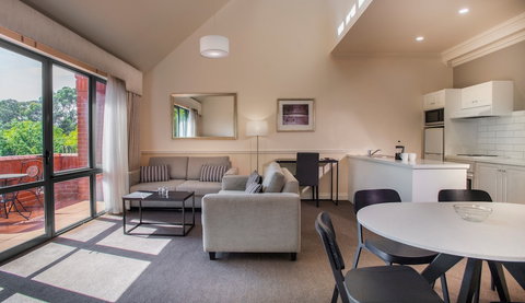 Majestic Old Lion Apartments - New South Wales Tourism  6