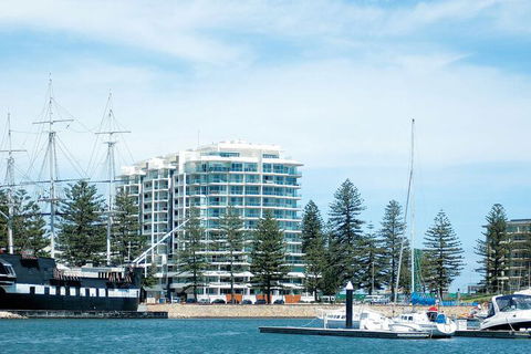 Oaks Glenelg Liberty Suites - New South Wales Tourism  2