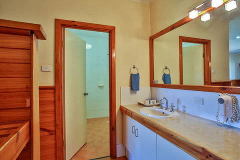 Kimberley Hotel Halls Creek - New South Wales Tourism  6