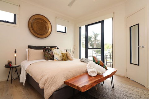 Ocean Whispers Cowes - Rejuvenate Stays - New South Wales Tourism  2