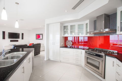 Spinnakers By Rockingham Apartments - New South Wales Tourism  6