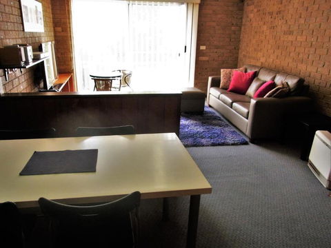 A Furnished Townhouse In Goulburn - New South Wales Tourism  5