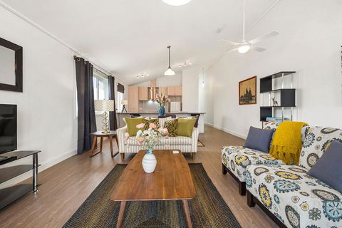 Blue Rosella On Piper - New South Wales Tourism  1