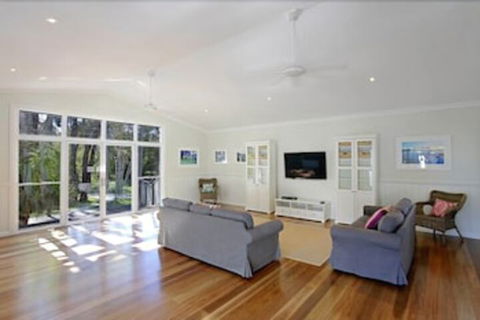 Away On Belongil Fields - New South Wales Tourism  3