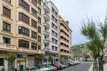 Bondi Family Escape - New South Wales Tourism  2