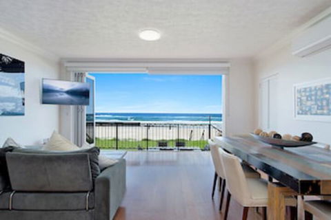 Beachfront Palm Beach Townhouse - New South Wales Tourism  0