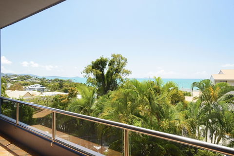 Airlie Harbour 3 Bedroom Apartment - New South Wales Tourism  1