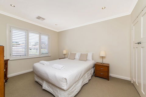 Inner Western Suburbs Retreat - New South Wales Tourism  6