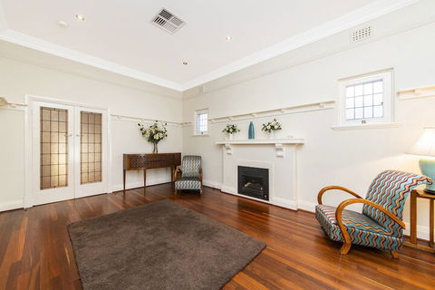 Inner Western Suburbs Retreat - New South Wales Tourism  5