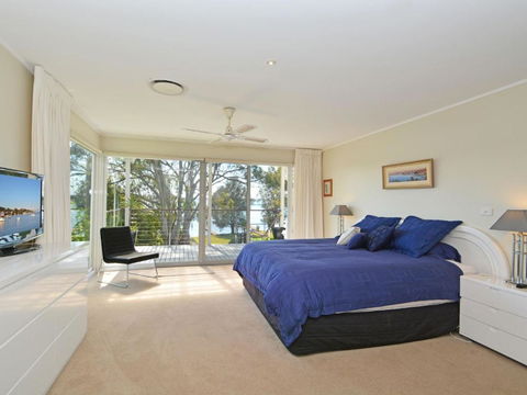 Morisset Bay Waterfront Views Lake House Looking Over Trinity Marina - New South Wales Tourism  5