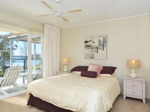 Morisset Bay Waterfront Views Lake House Looking Over Trinity Marina - New South Wales Tourism  1