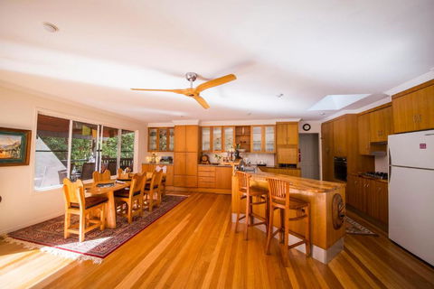 The Tree House. Treetop Living Near The Ocean Coolum Beach QLD Australia - New South Wales Tourism  3