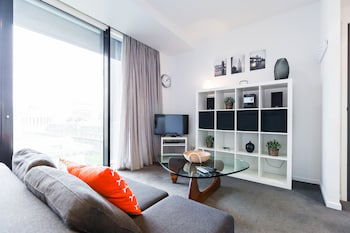 ROBYN, 1BDR Melbourne Apartment - New South Wales Tourism  0