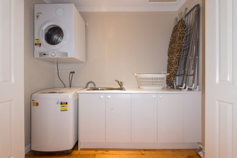 Lovely 5BR House Walk To Train And Shops - New South Wales Tourism  0